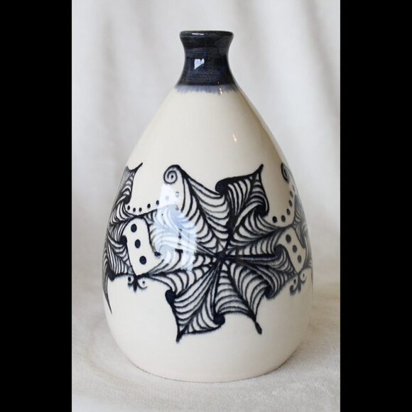 Porcelain ceramic decorative Bottle hand painted black zentangle flowers signed - Picture 6 of 8